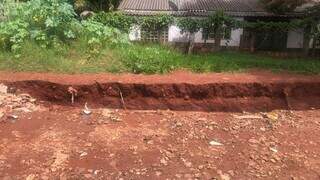 Moradores improvisam rampa de acesso ap&oacute;s cratera comprometer rua