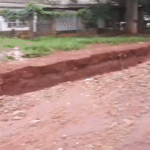 Moradores improvisam rampa de acesso ap&oacute;s cratera comprometer rua