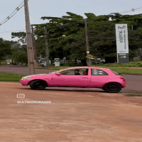 Apaixonada por rosa, Ana realizou sonho de ter o Ford Ka da Barbie 