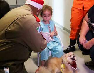 C&atilde;es bombeiros &quot;invadem&quot; hospital com direito a banda natalina