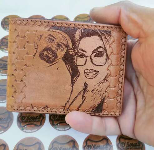 Com arte em couro, Adriano faz o povo andar com a esposa na carteira 