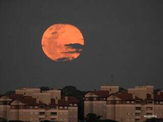 Superlua ilumina c&eacute;u de MS com brilho 30% mais intenso que o normal