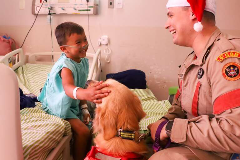 Cães bombeiros "invadem" hospital com direito a banda natalina