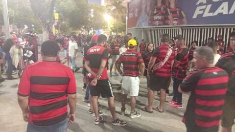 Flamenguistas caem em golpe do ingresso falso e s&atilde;o barrados em est&aacute;dio