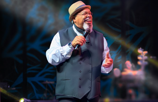 Jorge Arag&atilde;o faz show gratuito em Campo Grande para celebrar carreira