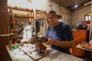 Fam&iacute;lia seguiu passos de argentino e mant&eacute;m sapataria h&aacute; 50 anos em Campo Grande