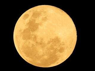 Superlua ilumina c&eacute;u de MS com brilho 30% mais intenso que o normal