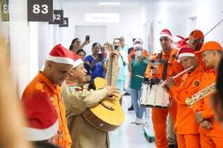 C&atilde;es bombeiros &quot;invadem&quot; hospital com direito a banda natalina