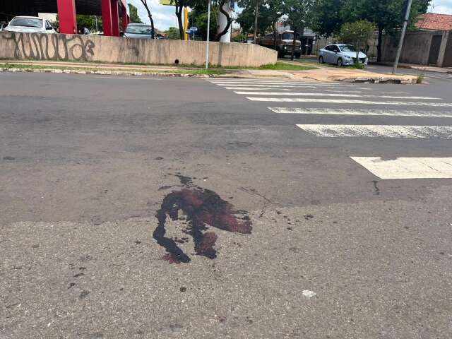 Acidente deixa motoqueiro e pedestre em estado grav&iacute;ssimo 