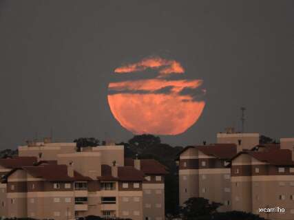 Superlua ilumina c&eacute;u de MS com brilho 30% mais intenso que o normal