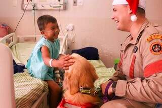 C&atilde;es bombeiros &quot;invadem&quot; hospital com direito a banda natalina