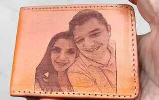 Com arte em couro, Adriano faz o povo andar com a esposa na carteira 