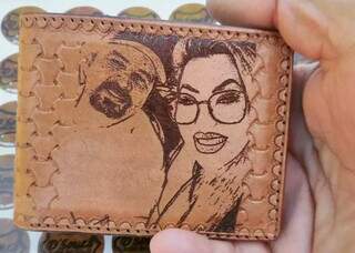 Com arte em couro, Adriano faz o povo andar com a esposa na carteira 