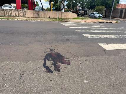 Acidente deixa motoqueiro e pedestre em estado grav&iacute;ssimo