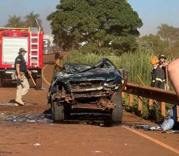 Acidente entre tr&ecirc;s ve&iacute;culos deixa mulher morta e dois feridos na BR-267