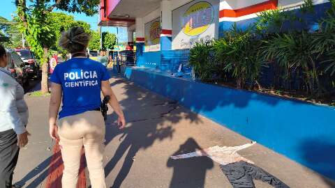 Homem &eacute; encontrado morto ensanguentado em cal&ccedil;ada de supermercado