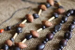 Para livrar cliente de mau-olhado, Dona Hildinha benze colares &agrave; venda