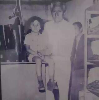 Fam&iacute;lia seguiu passos de argentino e mant&eacute;m sapataria h&aacute; 50 anos em Campo Grande