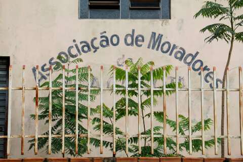 Em &quot;p&eacute; de guerra&quot;, moradores protestam contra constru&ccedil;&atilde;o em &aacute;rea comunit&aacute;ria