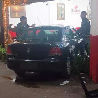 Militar perde controle de carro e invade fachada de restaurante Militar perde controle de carro e invade fachada de restaurante