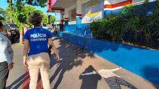 Homem &eacute; encontrado morto ensanguentado em cal&ccedil;ada de supermercado