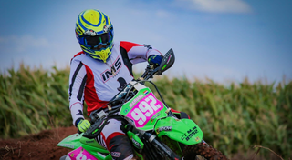 Fim de semana esportivo tem motocross, corridas e futebol em MS