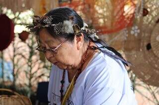 Para livrar cliente de mau-olhado, Dona Hildinha benze colares &agrave; venda