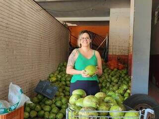 Calor aumenta demanda e &aacute;gua de coco vai de R$ 3,90 a R$ 29,50 em Campo Grande