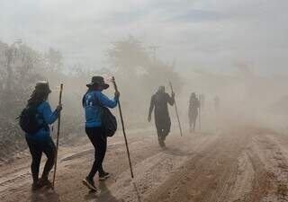Grupo encarou 6 dias de caminhada e 172 km at&eacute; Nova Andradina