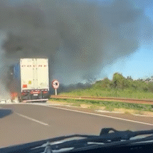 Carreta com fertilizantes pega fogo e rodovia &eacute; interditada