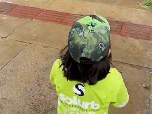 Lorenzo transformou medo em amizade no anivers&aacute;rio com garis 