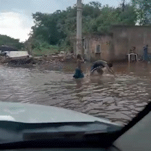 Crian&ccedil;as mergulham em rua alagada e cruzamento vira &quot;piscina improvisada&quot;