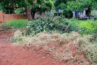 Em &quot;p&eacute; de guerra&quot;, moradores protestam contra constru&ccedil;&atilde;o em &aacute;rea comunit&aacute;ria