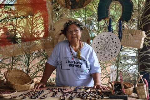 Para livrar cliente de mau-olhado, Dona Hildinha benze colares &agrave; venda