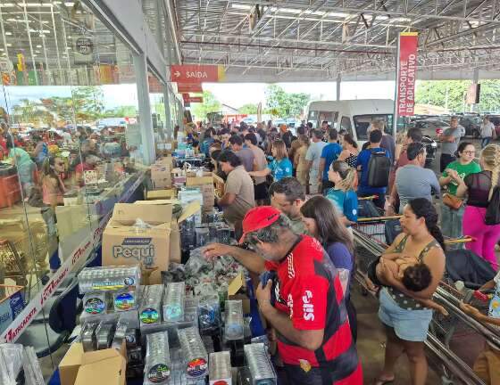 Em ritmo de fim de ano, bazar oferece itens a R$ 10 e ajuda quem quer economizar