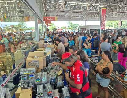 Em ritmo de fim de ano, bazar oferece itens a R$ 10 e ajuda quem quer economizar