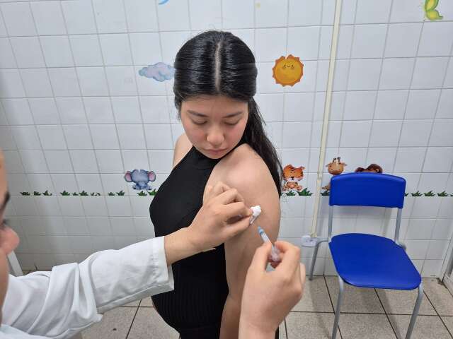 Gr&aacute;vida de 7 meses, Blenda busca vacina ap&oacute;s perda vivida por amiga