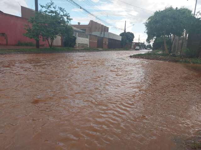 Chuva r&aacute;pida deixa moradores ilhados no Jardim S&atilde;o Conrado: &quot;Toda vez &eacute; isso&quot;