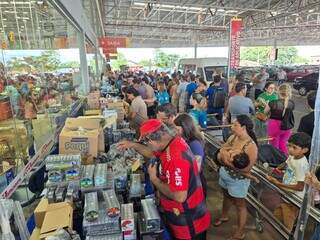 Em ritmo de fim de ano, bazar oferece itens a R$ 10 e ajuda quem quer economizar Em ritmo de fim de ano, bazar oferece itens a R$ 10 e ajuda quem quer economizar