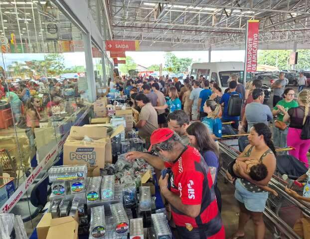 Em ritmo de fim de ano, bazar oferece itens a R$ 10 e ajuda quem quer economizar