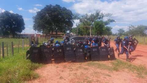 Sem-terra invadem &aacute;rea ligada a &quot;Cabe&ccedil;a Branca&quot; e confronto deixa 40 feridos