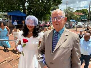 Homenagem ao pai e fim de 14 anos de espera pelo &quot;sim&quot; marcam casamento coletivo