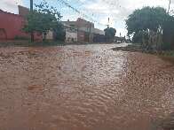 Chuva rápida deixa moradores ilhados: "Toda vez é isso"