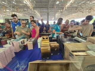 Em ritmo de fim de ano, bazar oferece itens a R$ 10 e ajuda quem quer economizar Em ritmo de fim de ano, bazar oferece itens a R$ 10 e ajuda quem quer economizar