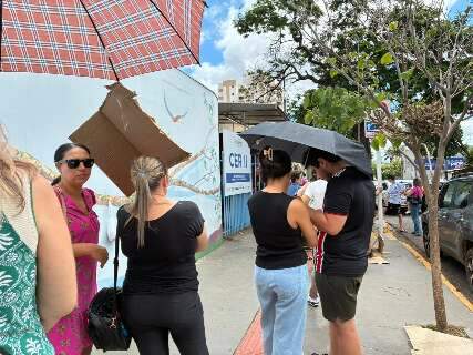 Sol e calor n&atilde;o desanimam quem espera at&eacute; uma hora para pechinchar em bazar