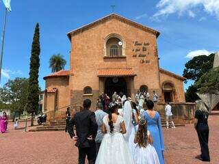 Homenagem ao pai e fim de 14 anos de espera pelo &quot;sim&quot; marcam casamento coletivo