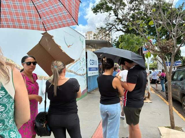 Sol e calor n&atilde;o desanimam quem espera at&eacute; uma hora para pechinchar em bazar