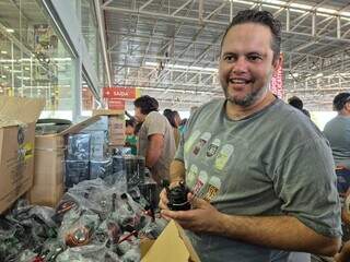 Em ritmo de fim de ano, bazar oferece itens a R$ 10 e ajuda quem quer economizar Em ritmo de fim de ano, bazar oferece itens a R$ 10 e ajuda quem quer economizar