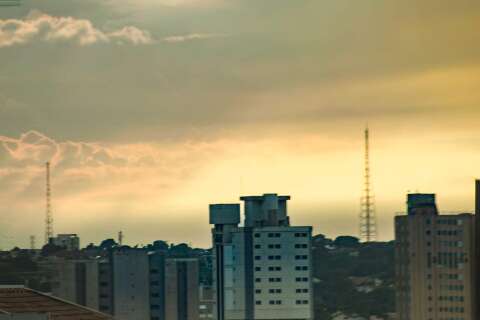 S&aacute;bado ser&aacute; quente, com sol predominando e chance de chuva isolada