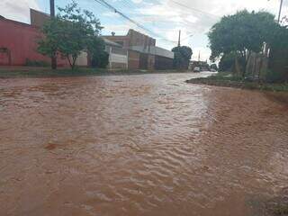 Chuva rápida deixa moradores ilhados no Jardim São Conrado: "Toda vez é isso" Chuva rápida deixa moradores ilhados no Jardim São Conrado: "Toda vez é isso"